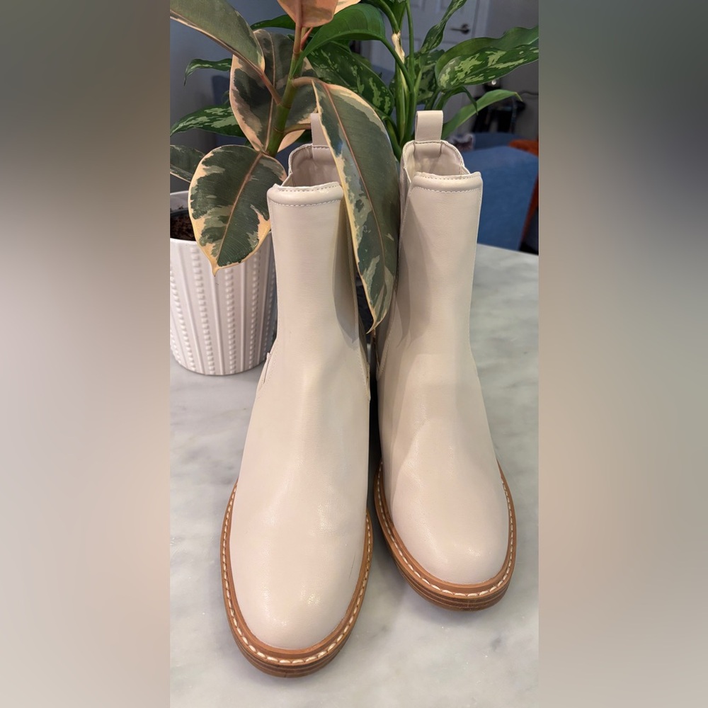Steven Kiley Ivory Leather Chelsea Bootie with Round Toe Size 9